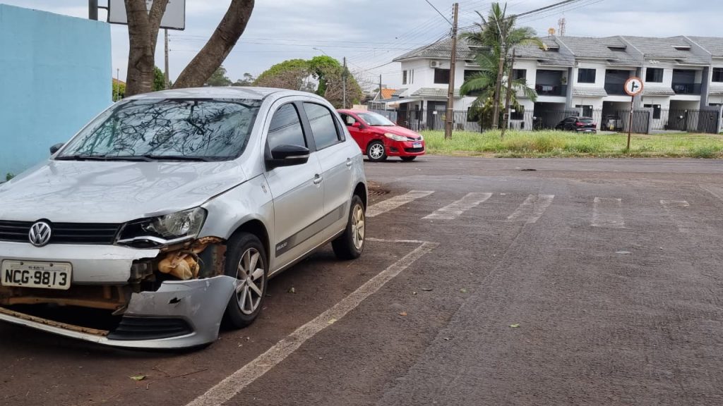 Batida na Rua Cuiabá: Carros colidem ao mudar de faixa e interditam via em Cascavel