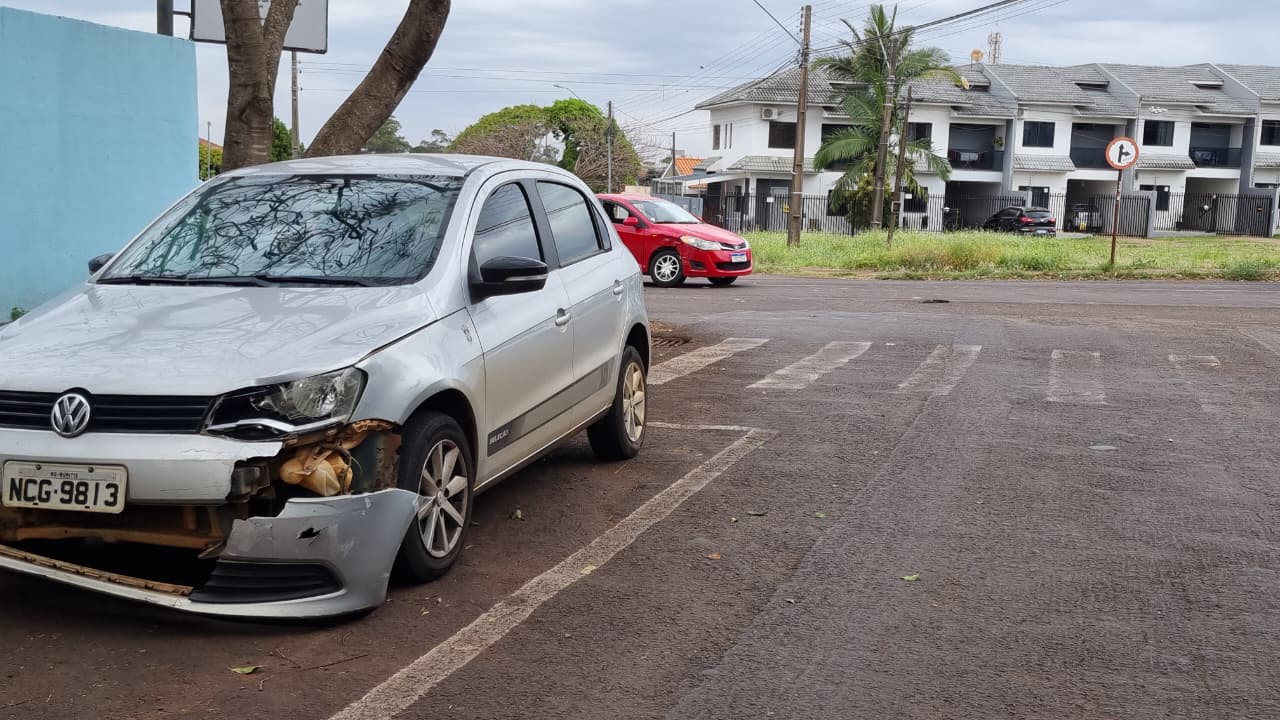 Batida na Rua Cuiabá: Carros colidem ao mudar de faixa e interditam via em Cascavel