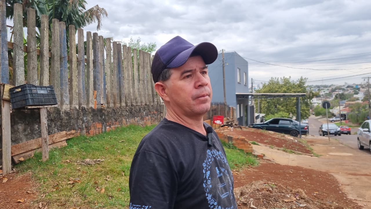 Após ataque, morador reclama de cachorros soltos no Bairro Santa Cruz