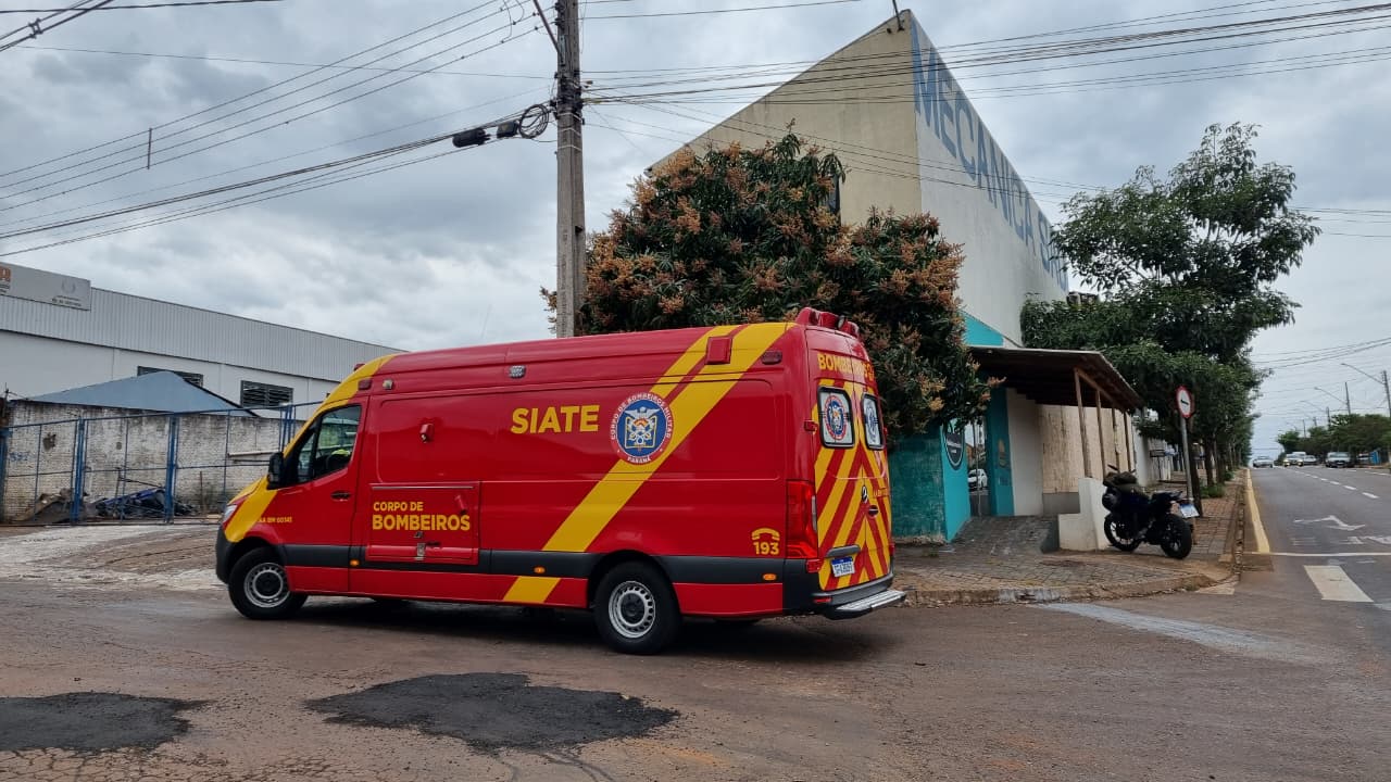 Colisão entre carro e moto mobiliza Siate no bairro Cascavel Velho Colisão entre carro e moto mobiliza Siate no bairro Cascavel Velho