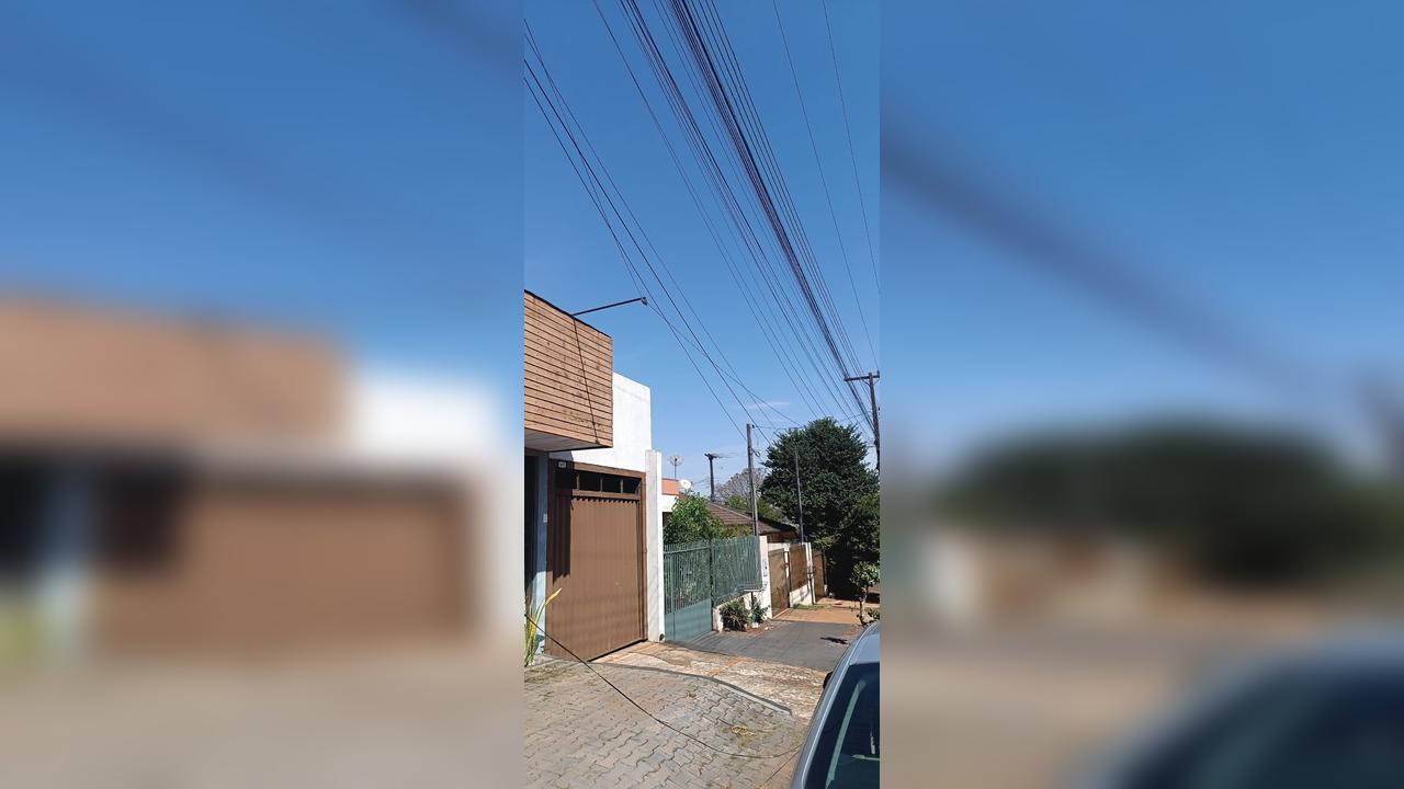 Atenção redobrada: fios de internet caídos no Floresta, em Cascavel Atenção redobrada: fios de internet caídos no Floresta, em Cascavel