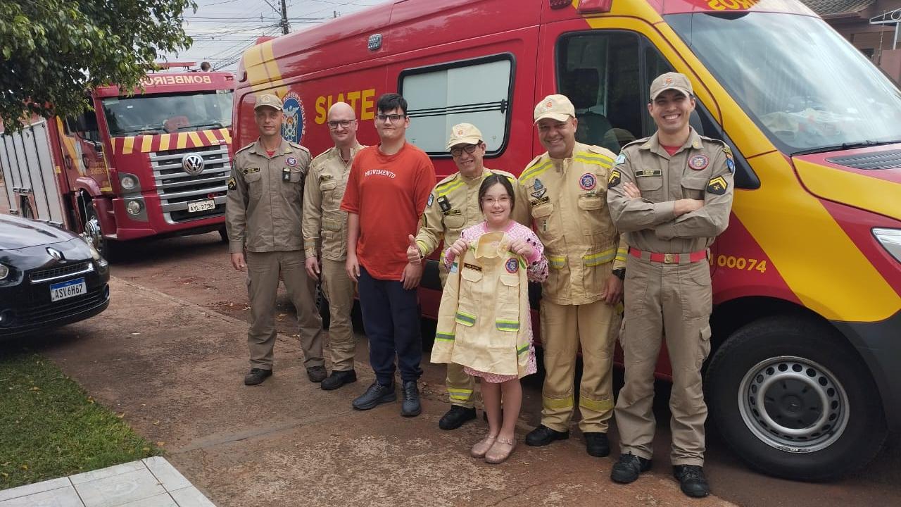 Bombeiros de Cascavel realizam surpresa e emocionam garotinha no São Cristóvão Bombeiros de Cascavel realizam surpresa e emocionam garotinha no São Cristóvão