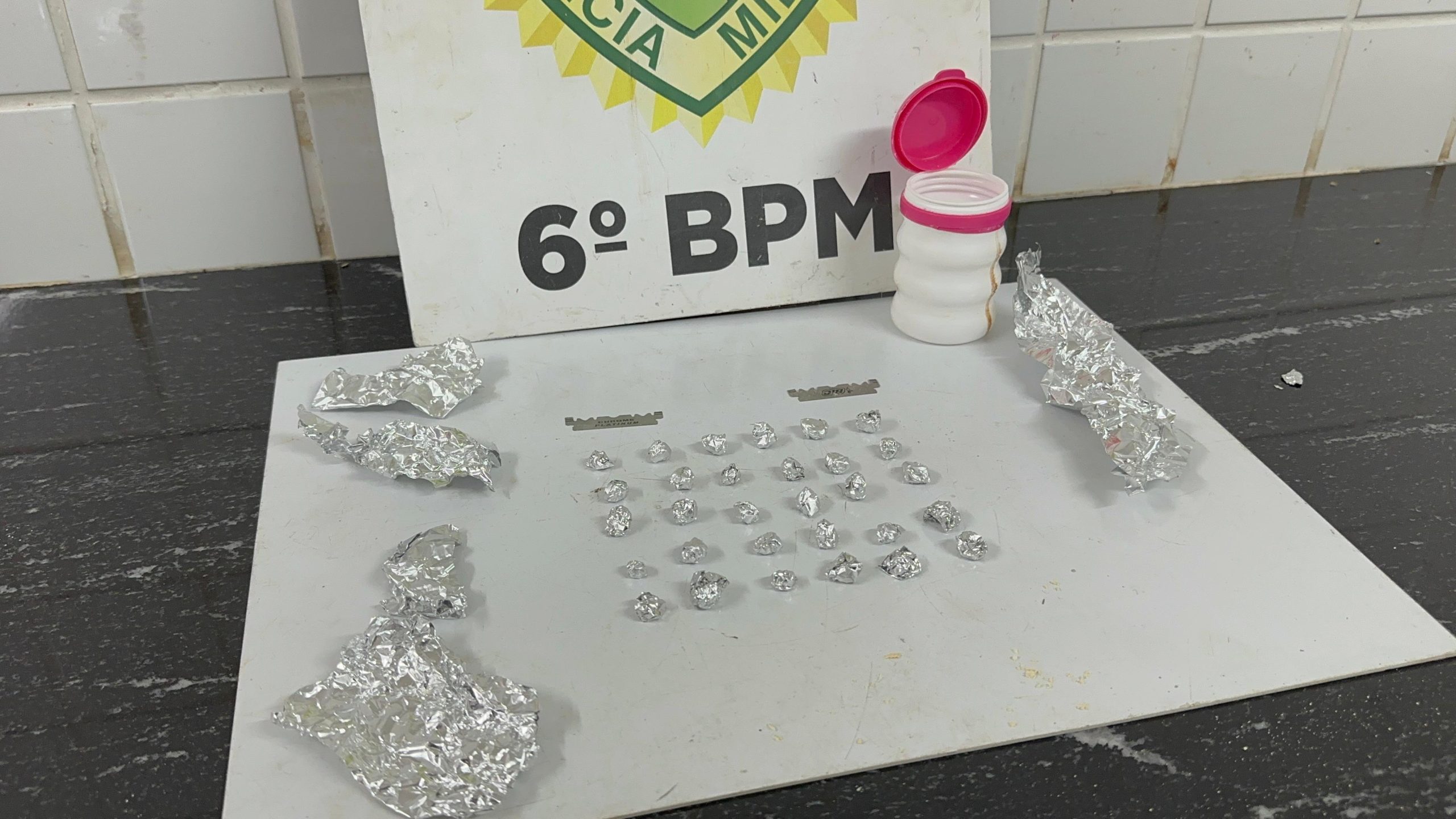 Grande quantidade de crack é apreendida no Centro de Cascavel Grande quantidade de crack é apreendida no Centro de Cascavel