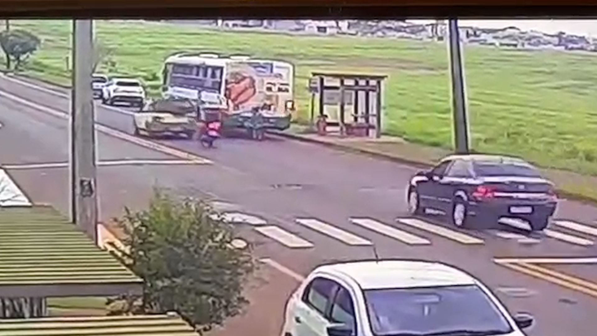 Câmera mostra motociclista sendo prensado por veículos na Avenida das Pombas Câmera mostra motociclista sendo prensado por veículos na Avenida das Pombas