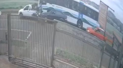 Imagens fortes: veja momento em que motociclista é esmagado em acidente na Avenida das Pombas