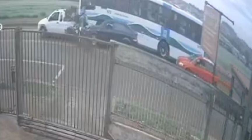 Imagens fortes: veja momento em que motociclista é esmagado em acidente na Avenida das Pombas Imagens fortes: veja momento em que motociclista é esmagado em acidente na Avenida das Pombas