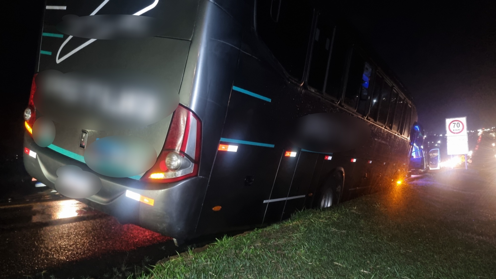 Ônibus sai da pista e cai em canaleta na BR-277, em Cascavel