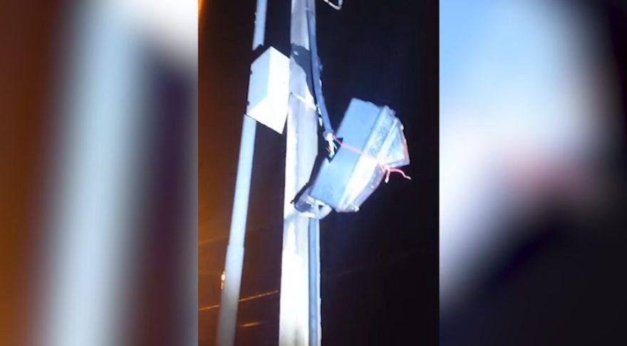 Poste é alvo de “nóia” na Av. Piquiri e morador desabafa: “É uma raça que não vale nada”