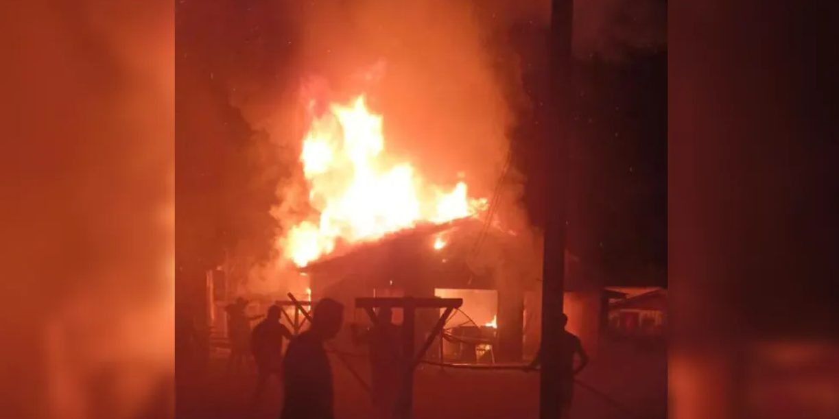 Tragédia! Casa é consumida por incêndio enquanto moradora estava no trabalho