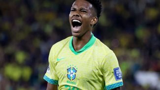 Brasil joga bem no Maracanã e derrota Chile pelas Eliminatórias Brasil joga bem no Maracanã e derrota Chile pelas Eliminatórias