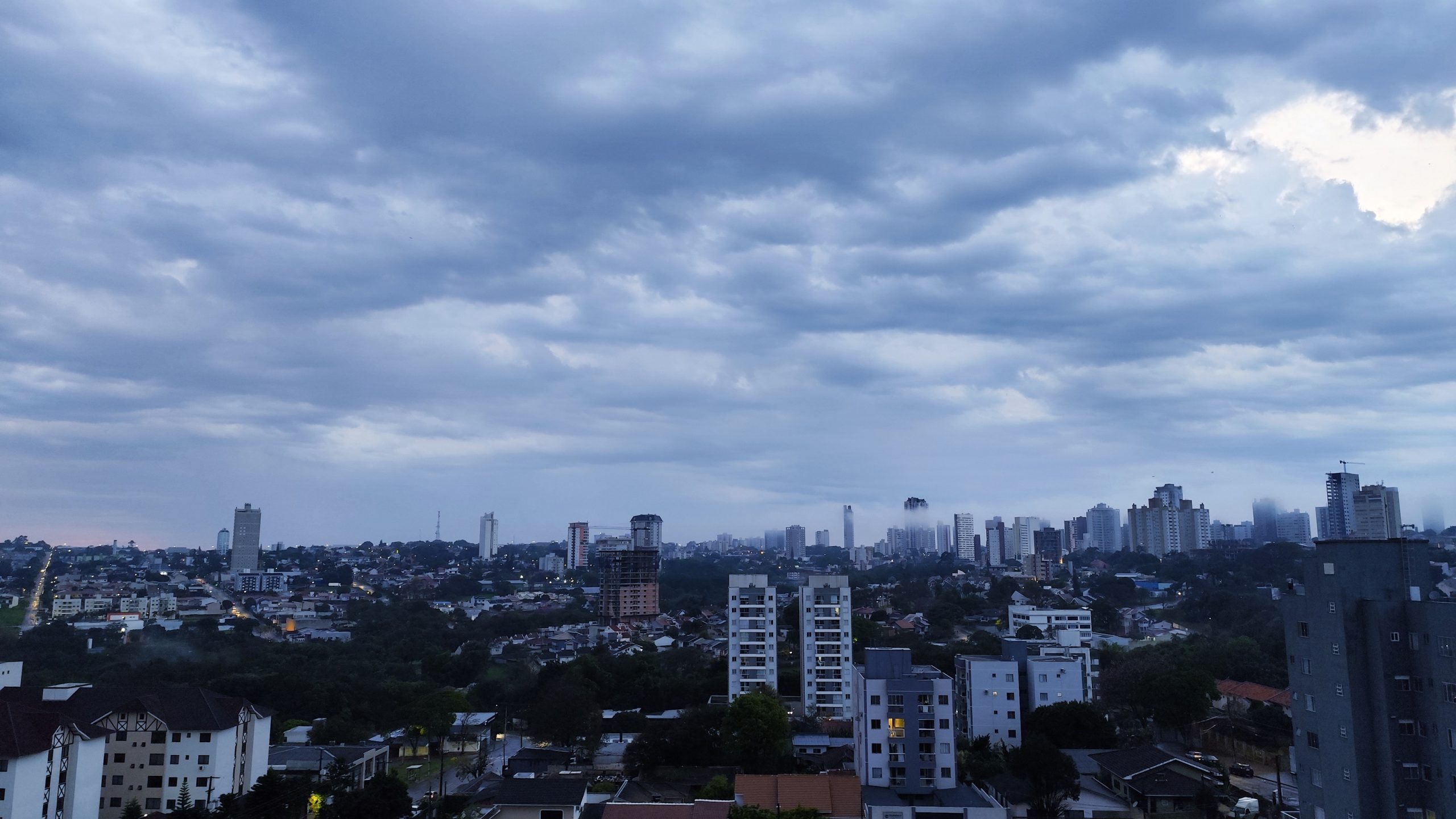 Chuva chega antes da hora em Cascavel e estagiário erra mais uma vez