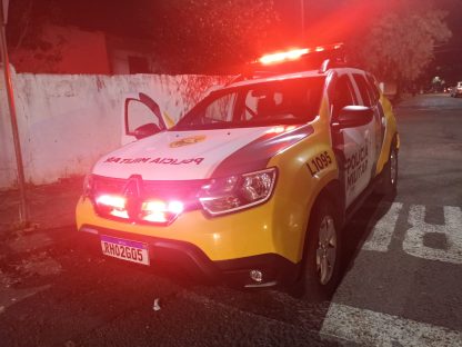 Dupla invade residência e mãe é vítima de estupro com filha em casa; PM prende suspeitos