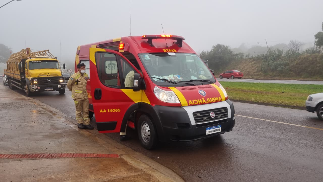 Mulher escorrega com veículo elétrico na chuva e é socorrida pelo Siate nas margens da BR-277, em Cascavel