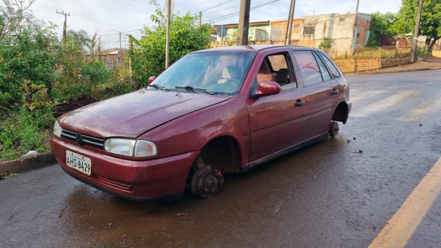 Gol depenado é achado em rua sem saída no Bairro Periolo