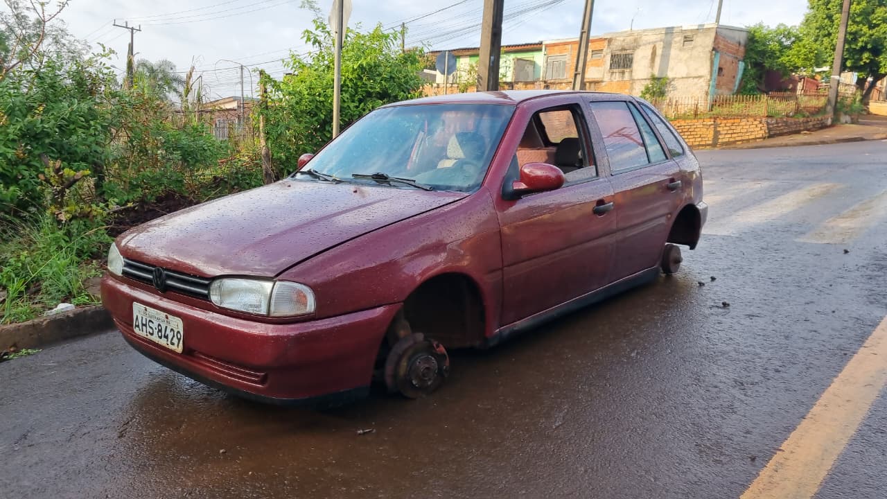 Gol depenado é achado em rua sem saída no Bairro Periolo