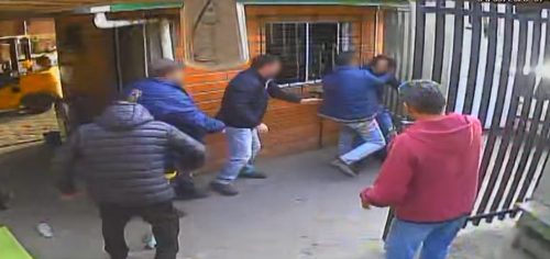 Marido invade empresa com faca, tenta atacar esposa e é contido por colegas