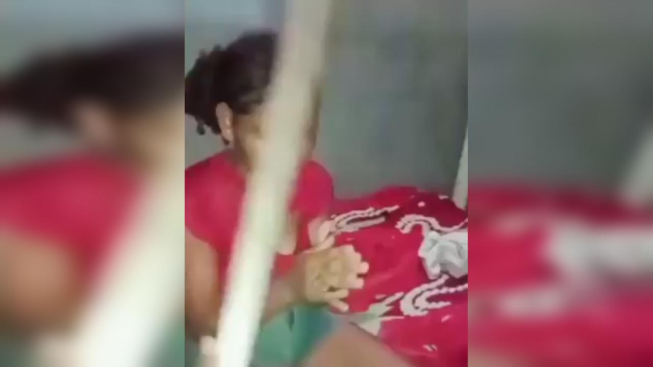 Jovem apanha de pau da própria mãe após ter vídeos íntimos vazados em grupos de WhatsApp