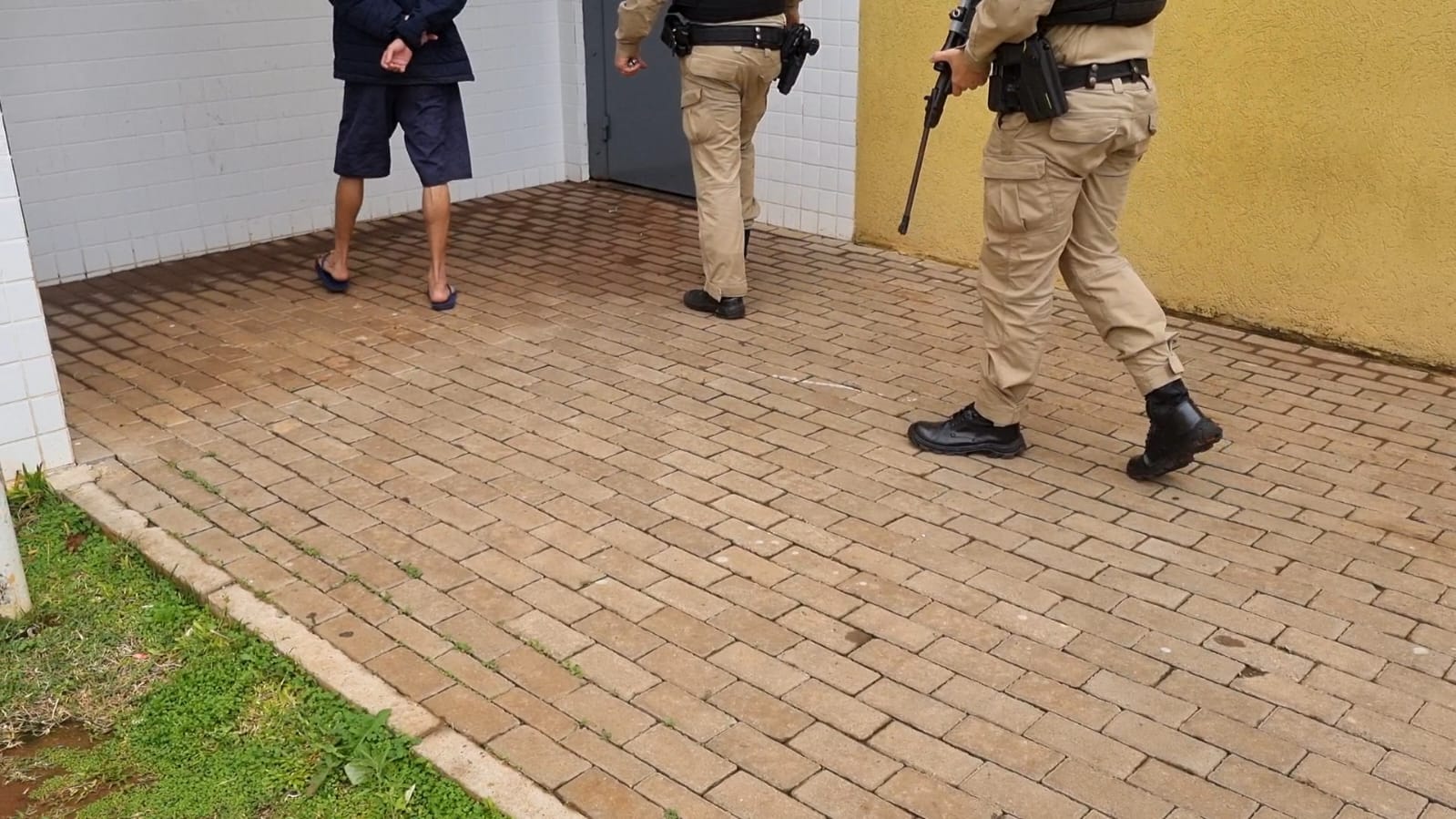 PMs desconfiam de pacote carregado por adolescente e localizam espingarda de pressão