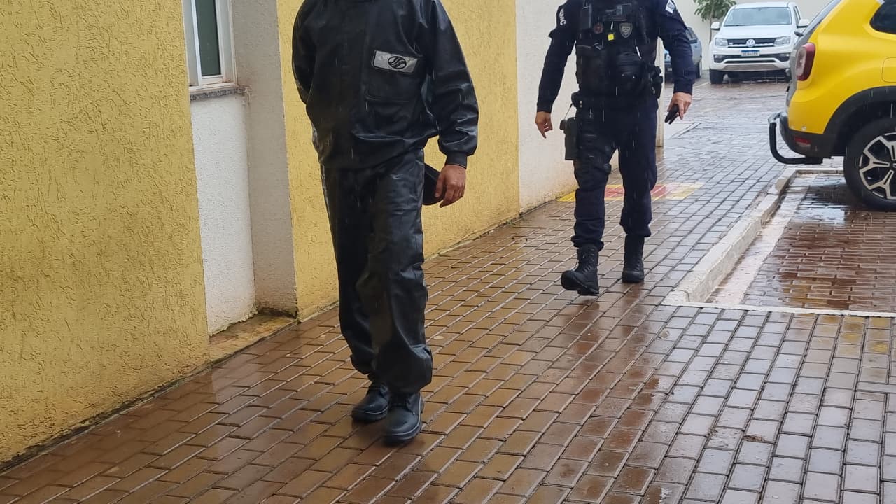 Motociclista na contramão é detido após desacatar equipe da Transitar na Rua Erechim Motociclista na contramão é detido após desacatar equipe da Transitar na Rua Erechim