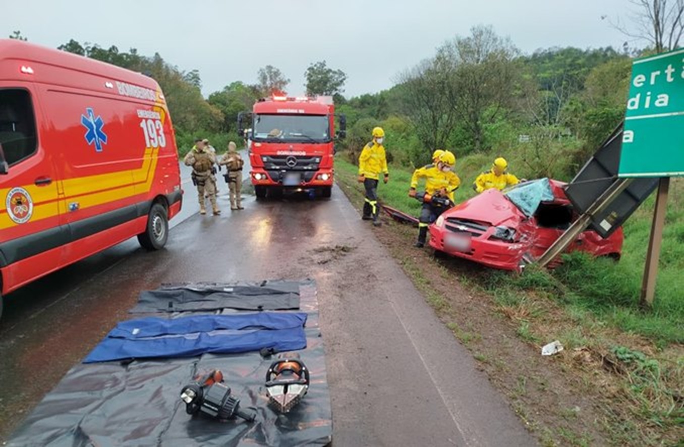 Casal recém-casado morre em colisão entre carro e caminhão na BR-282 Casal recém-casado morre em colisão entre carro e caminhão na BR-282