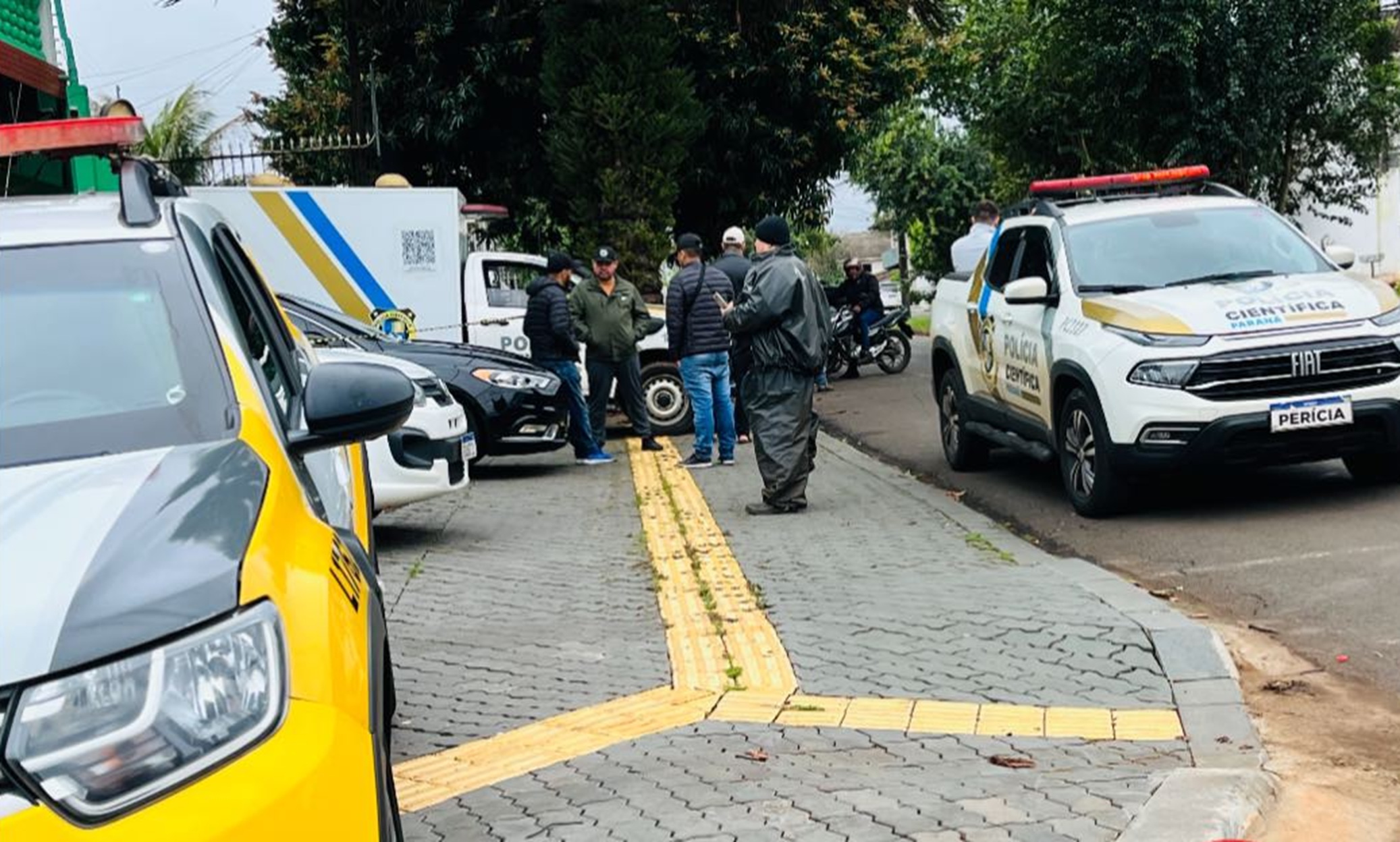 Homem invade loja, dispara contra funcionários e mata um deles Homem invade loja, dispara contra funcionários e mata um deles