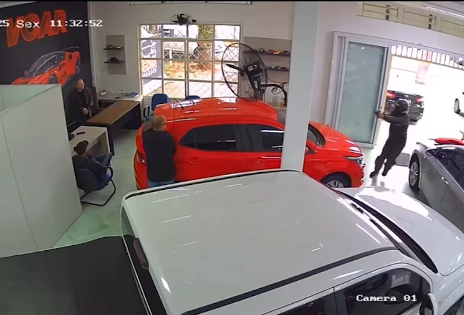 Vídeo flagra homem entrando em loja de carros e matando vendedor Vídeo flagra homem entrando em loja de carros e matando vendedor