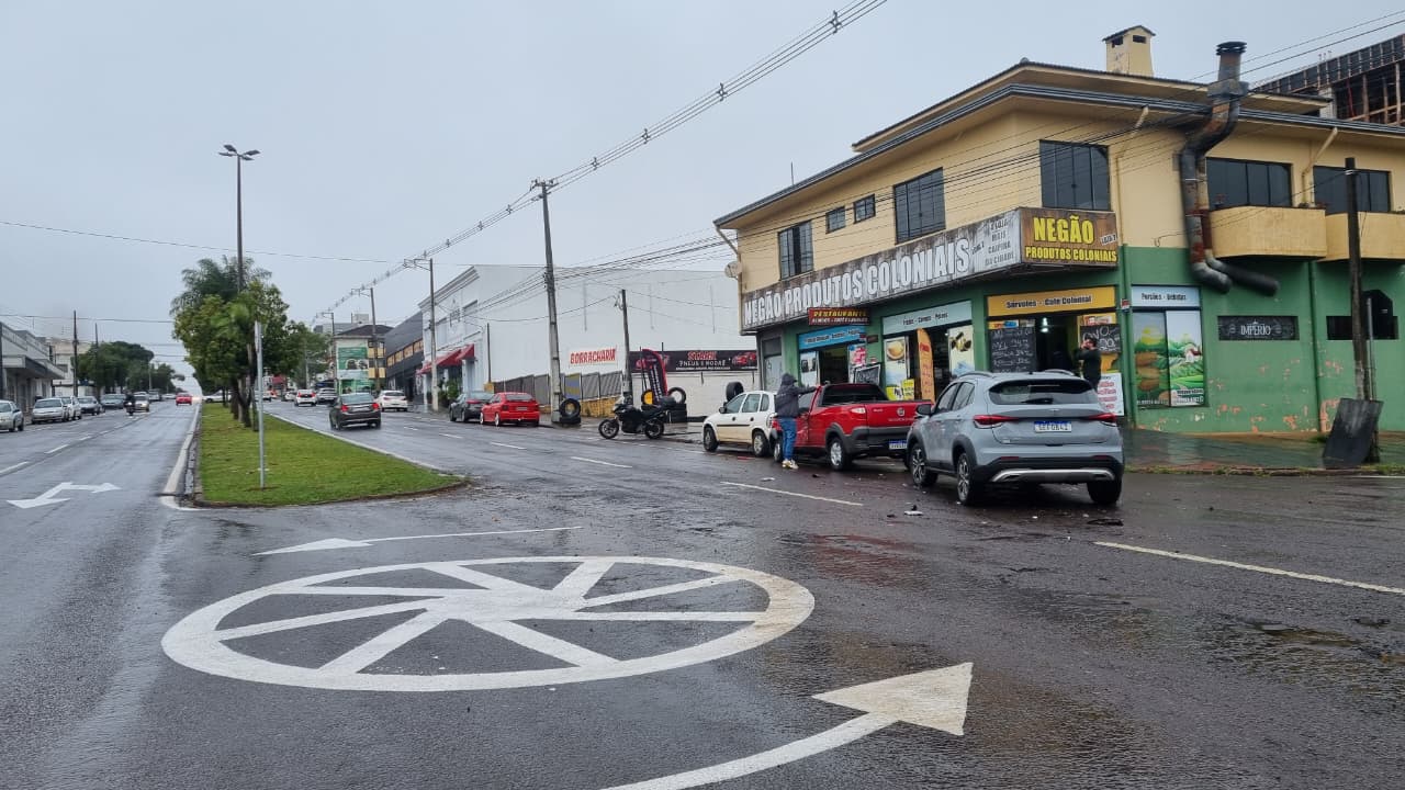 Acidente com três veículos é registrado em nova rotatória de Cascavel Acidente com três veículos é registrado em nova rotatória de Cascavel