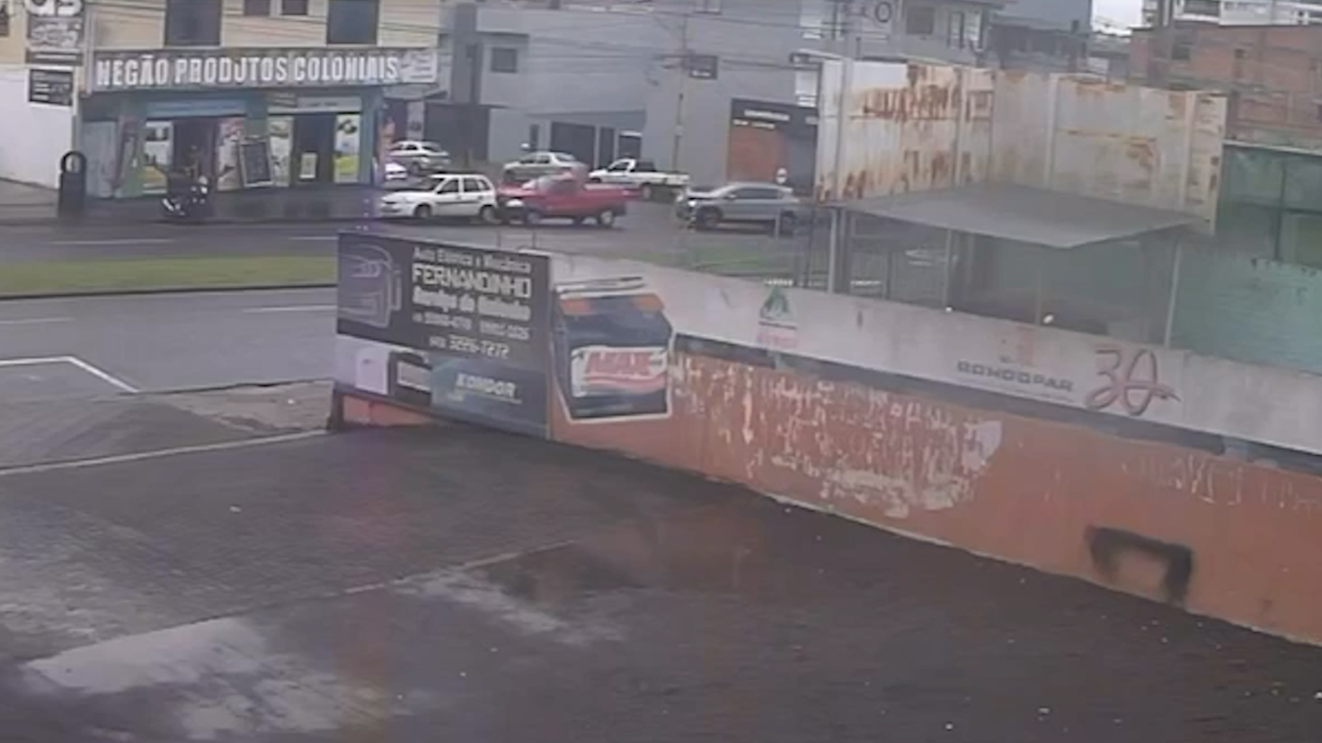Imagem flagra batida entre três veículos na Avenida Brasil em Cascavel Imagem flagra batida entre três veículos na Avenida Brasil em Cascavel