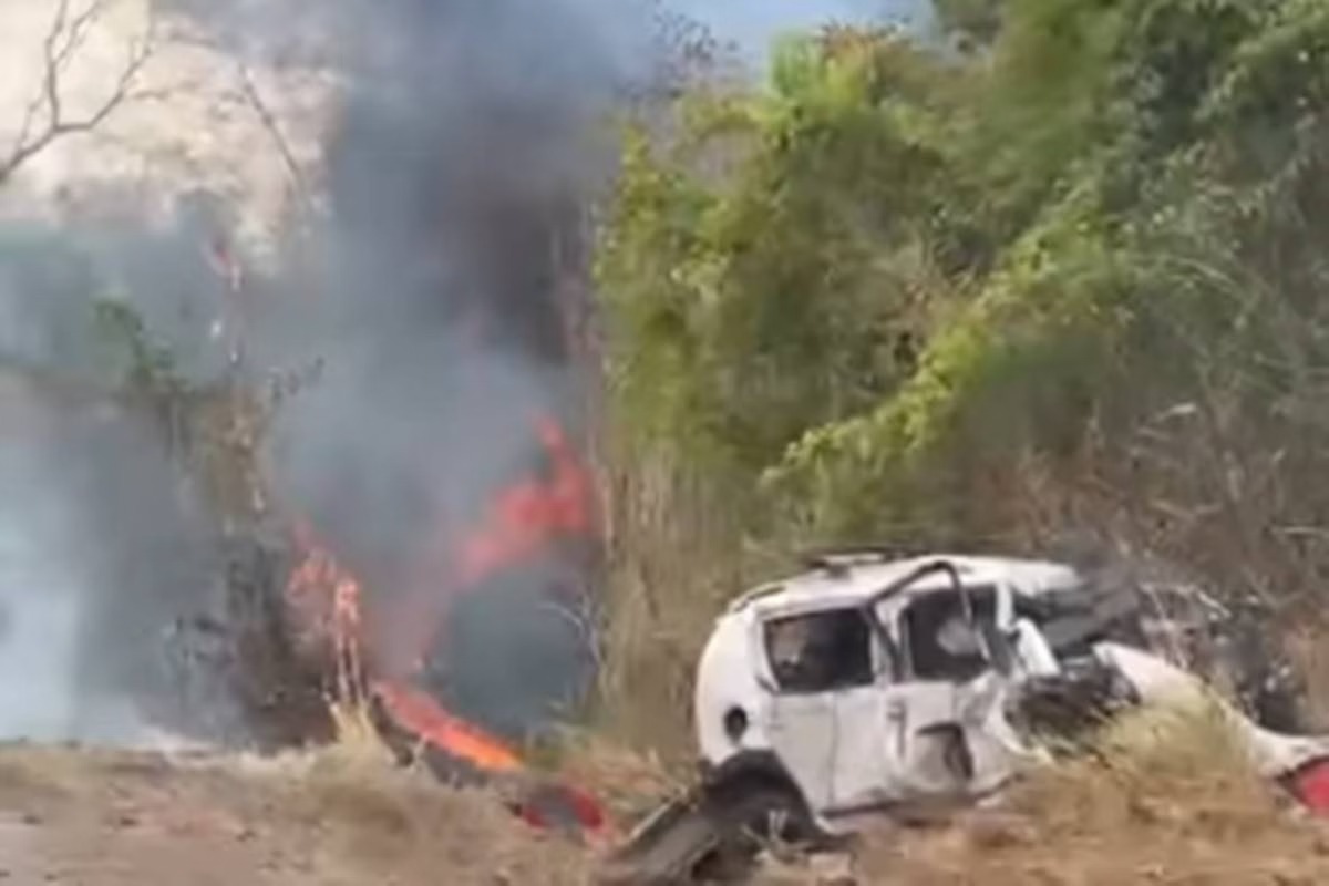 Mulher morre em acidente e caminhão em chamas fecha estrada por horas