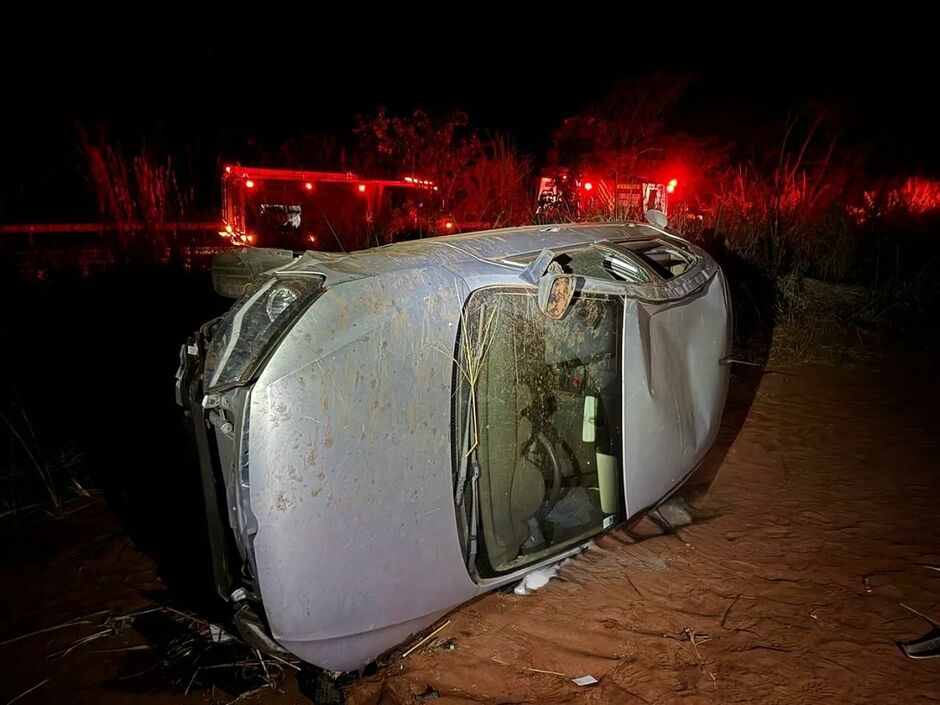 Tragédia na rodovia! Carro capota e mata motorista esmagado