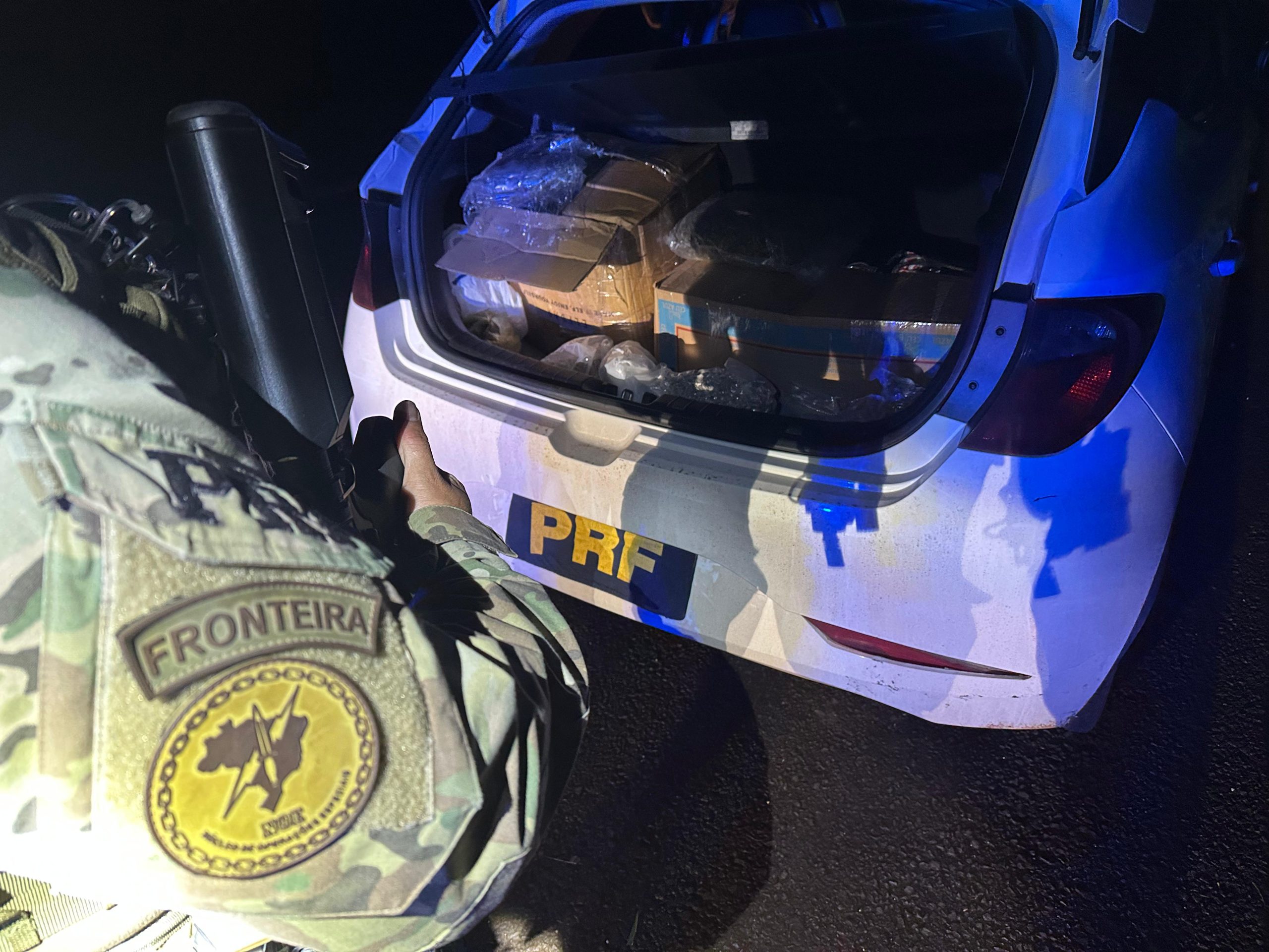 PRF apreende carro carregado com 60 kg de maconha na BR-277; casal é preso
