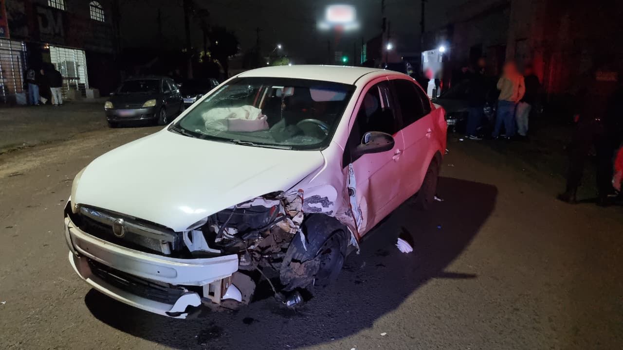Condutor fica ferido após colidir Siena em i30 estacionado, na Altemar Dutra