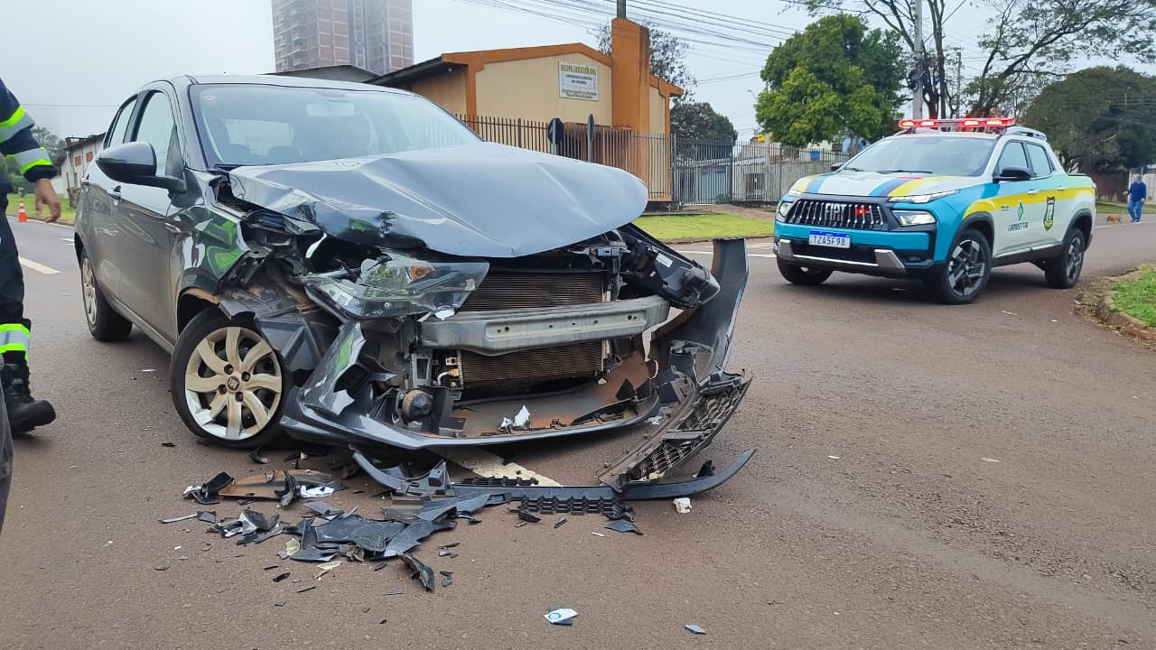Fiat Argo fica destruído após colisão com Nissan Frontier em Cascavel