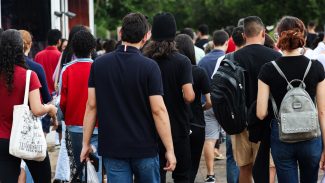 Renda baixa e racismo impedem conclusão do ensino básico, diz pesquisa Renda baixa e racismo impedem conclusão do ensino básico, diz pesquisa