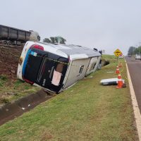 Imagem referente a Mais de 8 horas após acidente, ônibus segue tombado às margens da BR-277