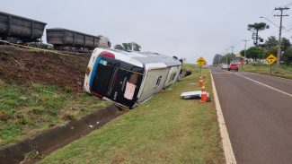 Mais de 8 horas após acidente, ônibus segue tombado às margens da BR-277
