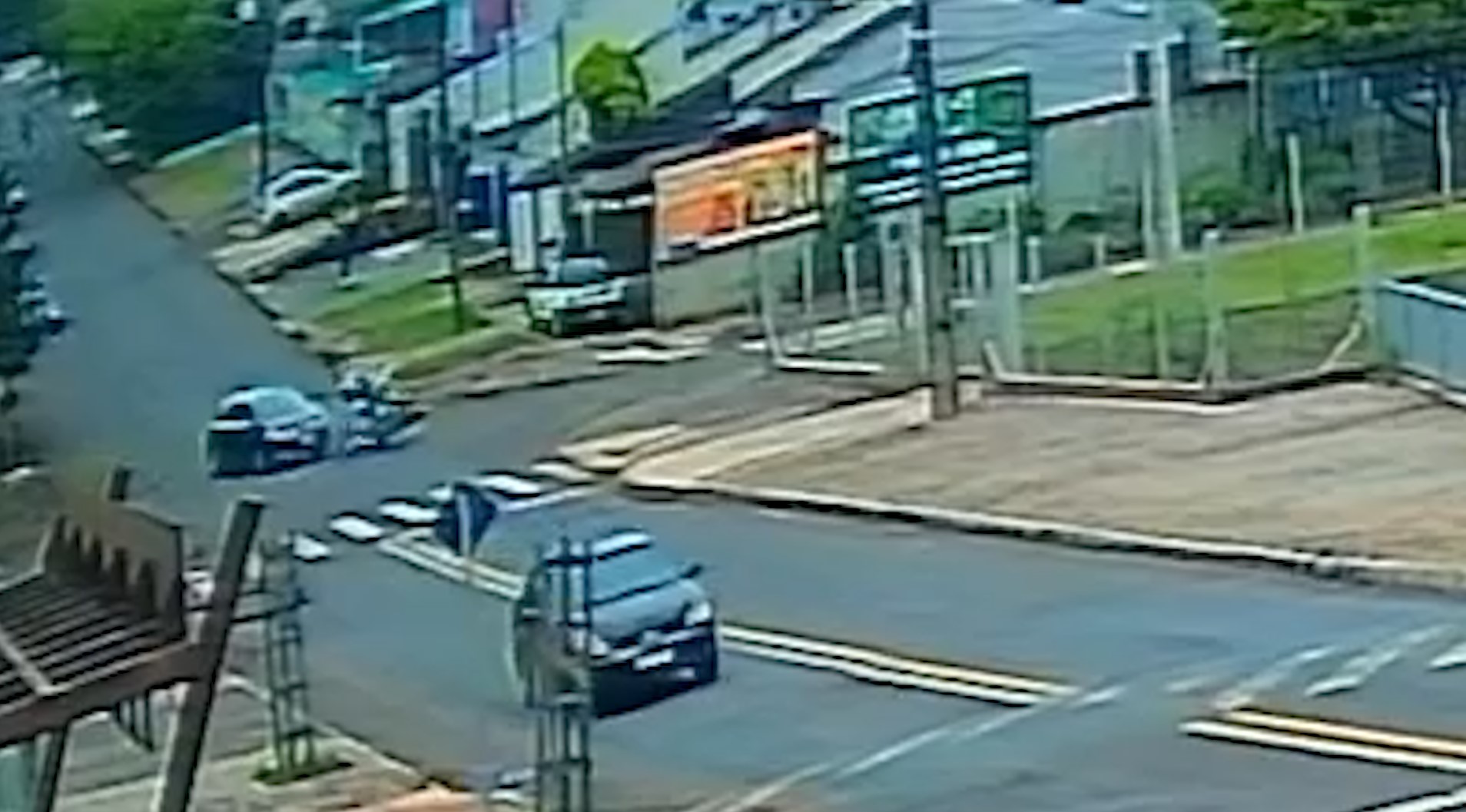 Imagens impressionantes mostram vítimas arremessadas após grave acidente entre carro e moto no Santa Felicidade