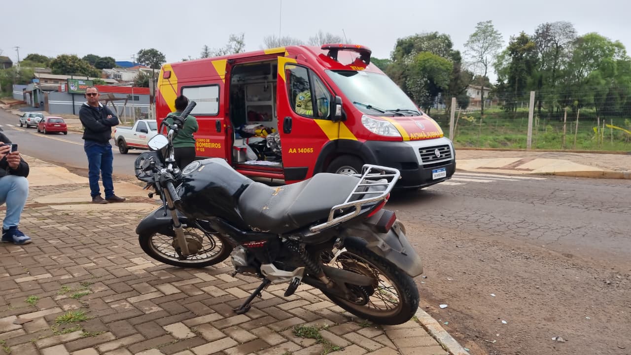 Acidente entre carro e moto deixa vítimas no Santa Felicidade