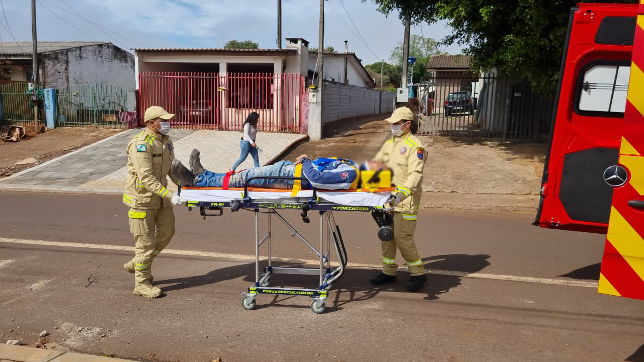 Trabalhador bate a cabeça após cair de andaime no Santa Cruz