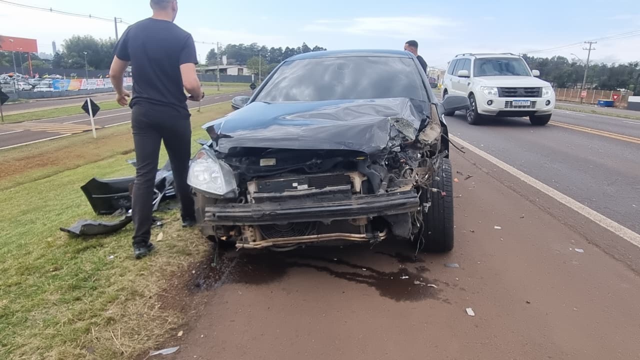 Vectra e Toro colidem na BR-277, em Cascavel