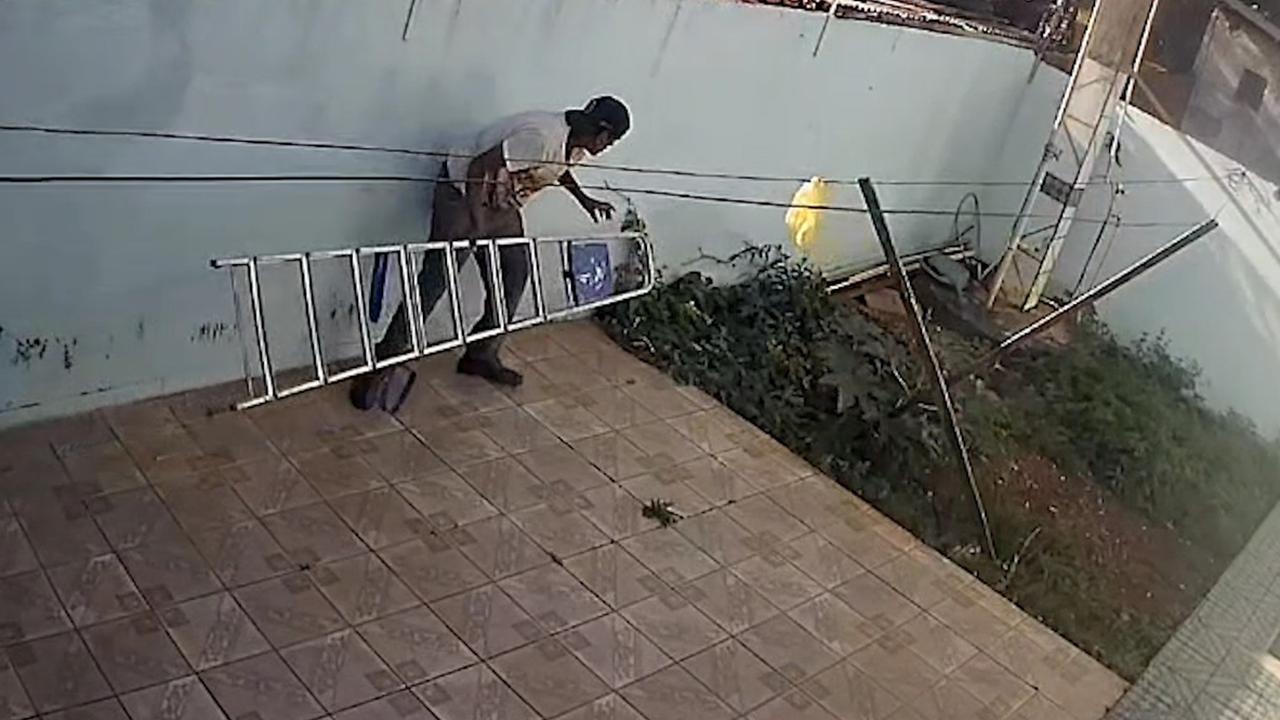 Ladrão de escada é flagrado por câmera em residência no bairro Alto Alegre