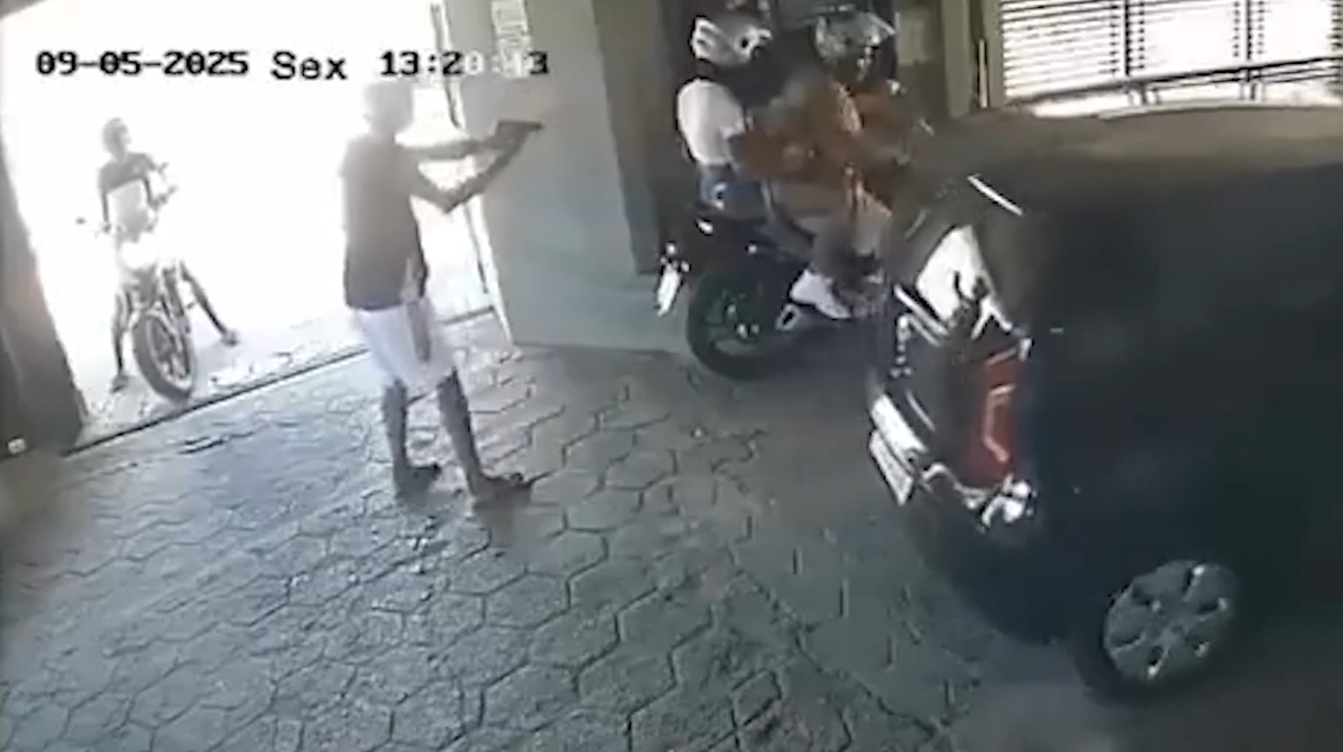 Casal vai a motel, sofre assalto, fica a pé e perde a transa