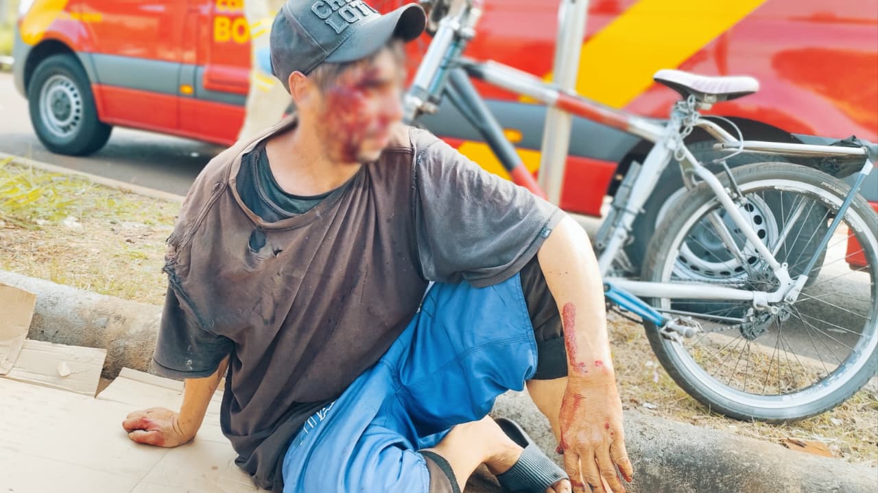 Homem cai de bicicleta e sofre lesão com sangramento intenso no rosto