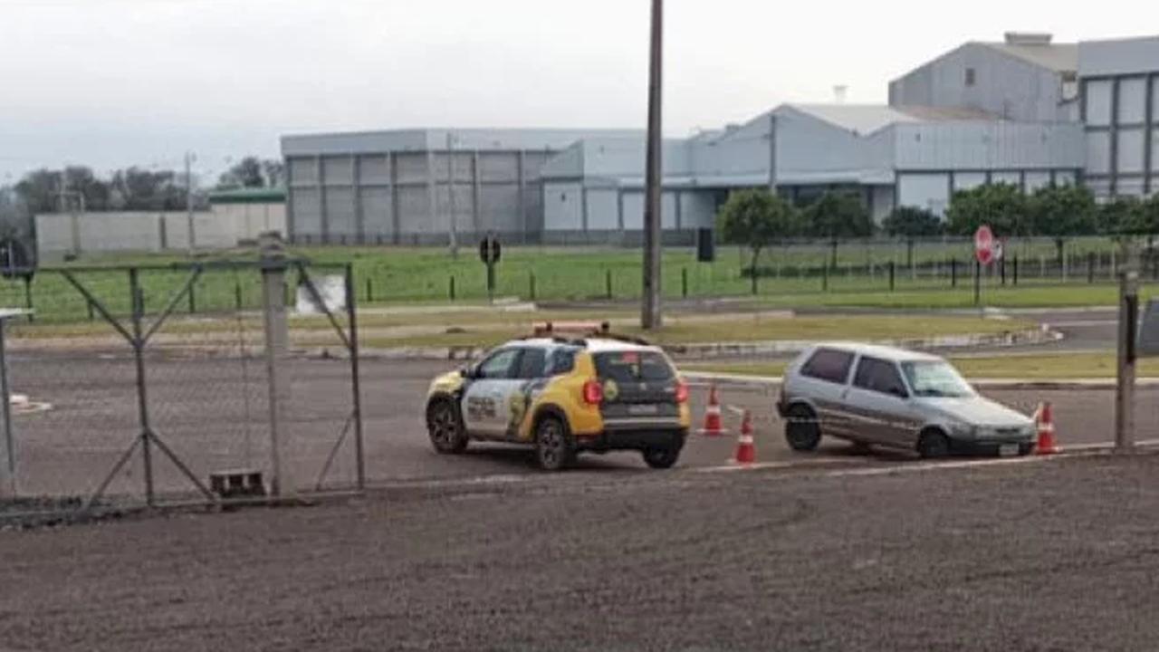 Homem é encontrado morto com marcas de tiros dentro de carro em frente a frigorífico na rodovia