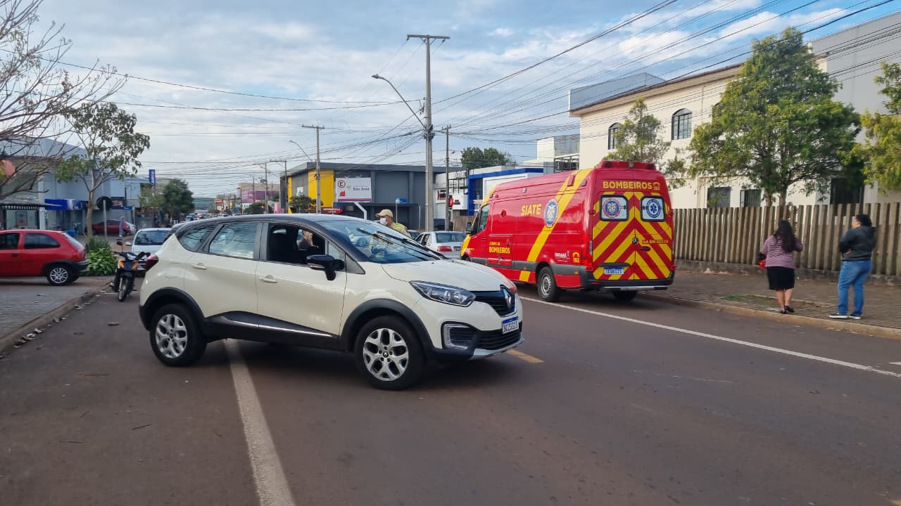 Motociclista é socorrida pelo Siate após acidente de trânsito no Floresta