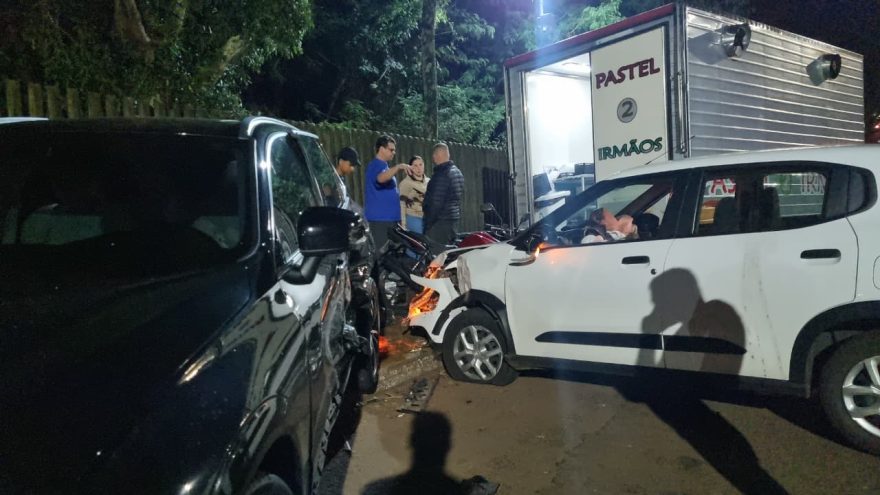 Acidente com quatro veículos deixa uma mulher ferida no Cancelli
