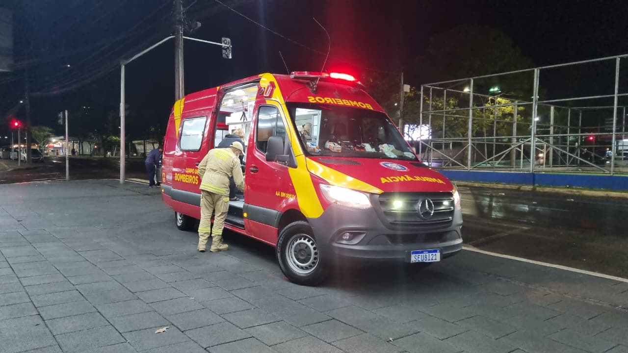 Acidente entre moto e carro deixa vítima ferida na Avenida Brasil