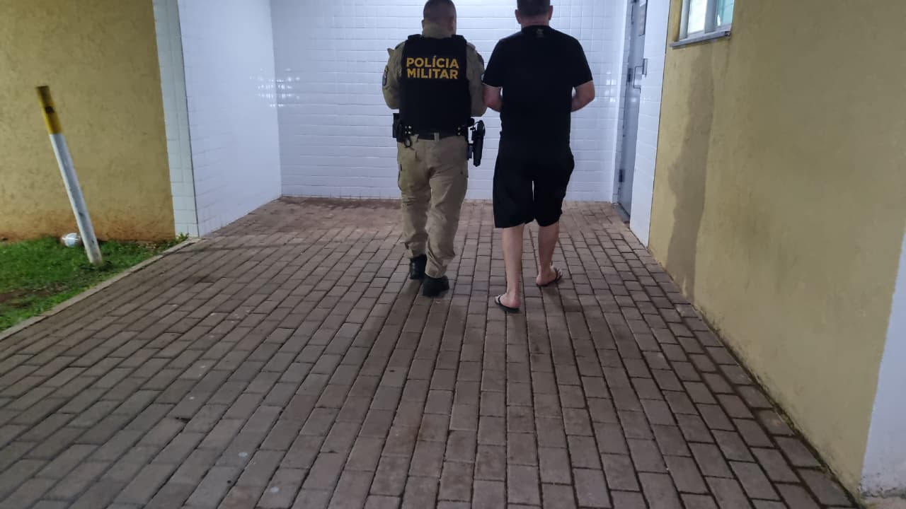 Homem agride a esposa e a filha no Bairro Periolo