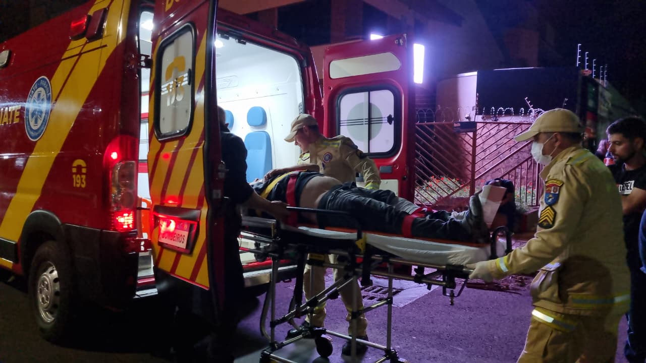 Motociclista quebra a perna em acidente de trânsito no Centro de Cascavel