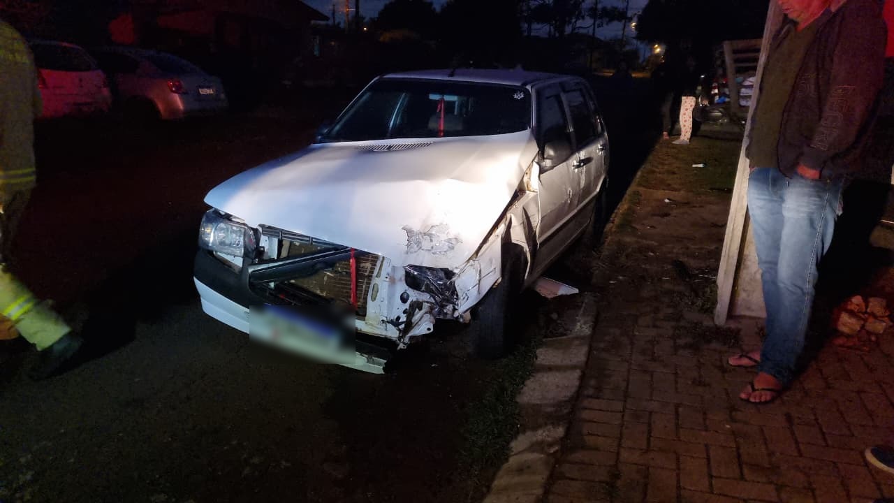 Condutor de Uno bate carro em van estacionada no Jardim Veneza